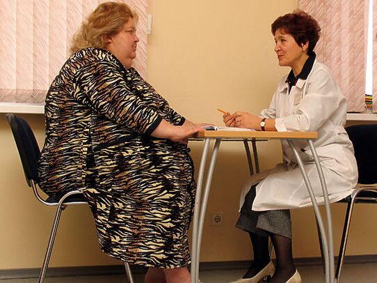 Pada konsultasi ahli flebologi, pasien dengan varises yang disebabkan oleh obesitas